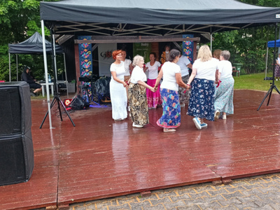 Występ seniorów z Klubu Seniora na FestGalówce z Dzyndzałkami w Budrach (23 czerwca 2024 r.)