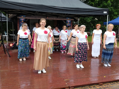 Występ seniorów z Klubu Seniora na FestGalówce z Dzyndzałkami w Budrach (23 czerwca 2024 r.)