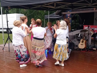 Występ seniorów z Klubu Seniora na FestGalówce z Dzyndzałkami w Budrach (23 czerwca 2024 r.)