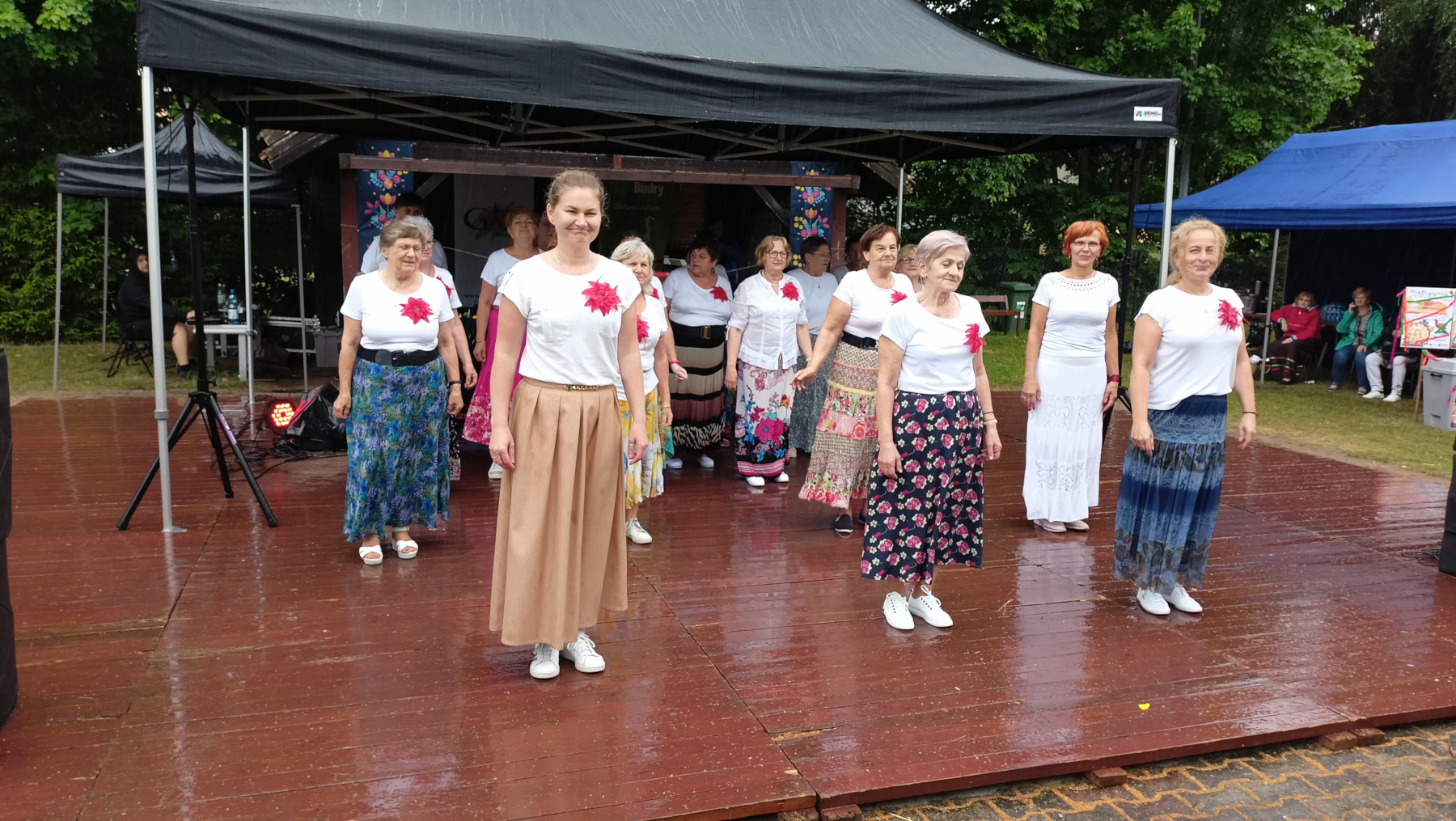 Występ seniorów z Klubu Seniora na FestGalówce z Dzyndzałkami w Budrach (23 czerwca 2024 r.)