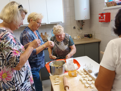 Wspólne gotowanie w Klubie Seniora (18 sierpnia 2024 r.)