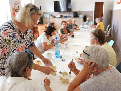 Wspólne gotowanie w Klubie Seniora (18 sierpnia 2024 r.)