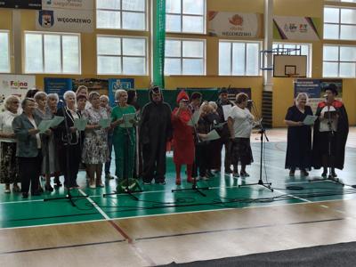 „Międzypokoleniowy festyn w Węgorzewie – wspólna zabawa seniorów i najmłodszych”
