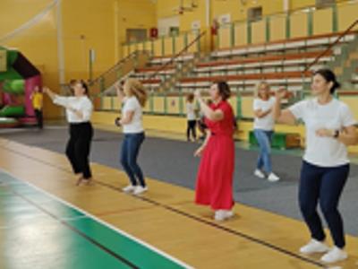 „Międzypokoleniowy festyn w Węgorzewie – wspólna zabawa seniorów i najmłodszych”
