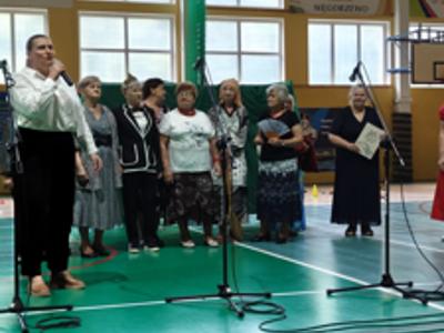 „Międzypokoleniowy festyn w Węgorzewie – wspólna zabawa seniorów i najmłodszych”