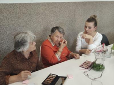 Piękno w każdym wieku – zajęcia z wizażu dla Seniorów💋💄