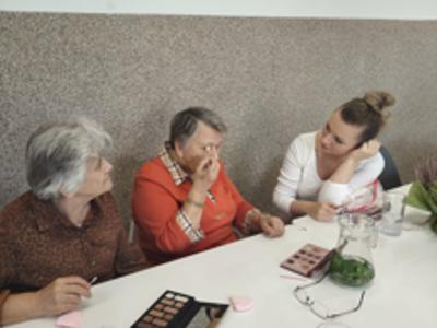 Piękno w każdym wieku – zajęcia z wizażu dla Seniorów💋💄
