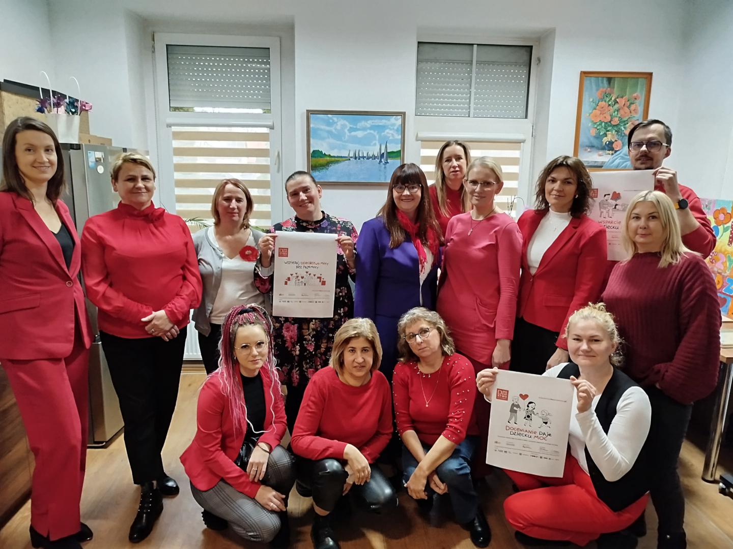 Finał Kampanii „Dzieciństwo bez Przemocy” – pracownicy MGOPS w Węgorzewie w czerwonych barwach solidarności