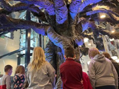 Centrum komiksu i narracji interaktywnej - Oświetlone drzewo i dzieci