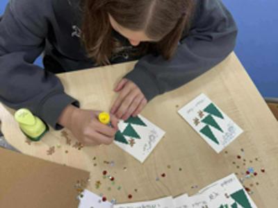 Świąteczna manufaktura kartek w naszej świetlicy