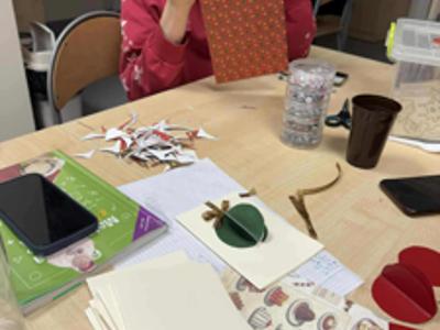 Świąteczna manufaktura kartek w naszej świetlicy