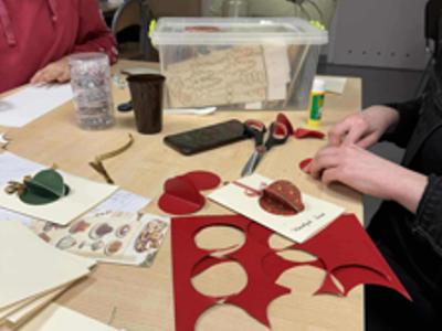 Świąteczna manufaktura kartek w naszej świetlicy