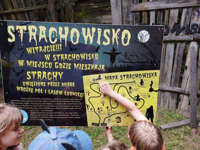 Dzieci przy wejściu do Strachowiska