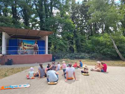 "Smocze opowieści" na scenie w parku w Grzebienisku