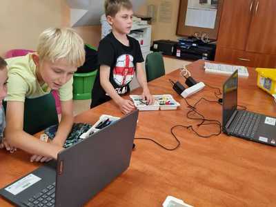 Wakacje z biblioteką - uczestnicy podczas zajęć