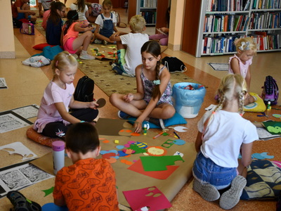 Wakacje z biblioteką - uczestnicy podczas zajęć