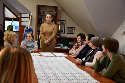 Uczestniczki "Szydełkowego love" wraz z prowadzącą