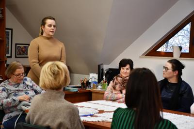 Uczestniczki "Szydełkowego love" wraz z prowadzącą