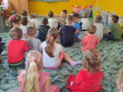 Przedszkolaki z Sędzinka podczas spektaklu on-line