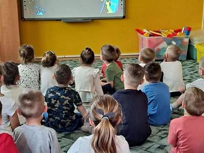 Przedszkolaki z Sędzinka podczas spektaklu on-line