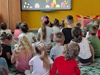 Przedszkolaki z Sędzinka podczas spektaklu on-line