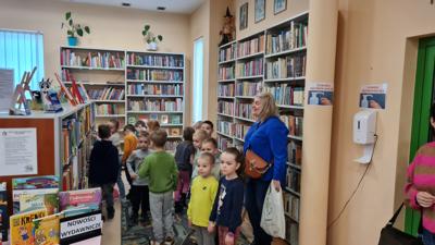 Przedszkolaki z Sędzinka z wizytą w bibliotece