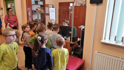 Przedszkolaki z Sędzinka z wizytą w bibliotece