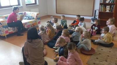 Przedszkolaki z Dusznik z wizytą w bibliotece