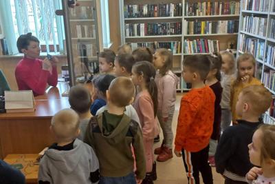 Przedszkolaki z Dusznik z wizytą w bibliotece