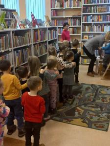 Przedszkolaki z Dusznik z wizytą w bibliotece