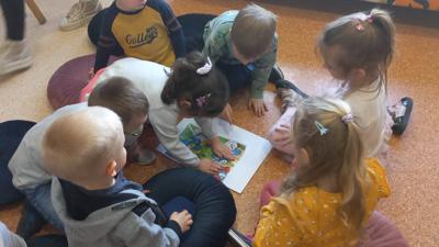 Przedszkolaki z Dusznik z wizytą w bibliotece