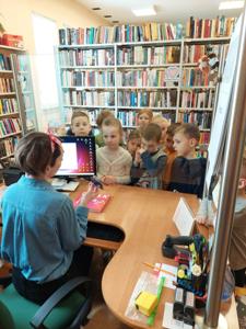 Przedszkolaki z Sędzinka z wizytą w bibliotece