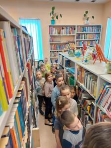 Przedszkolaki z Sędzinka z wizytą w bibliotece