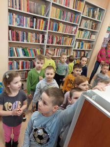Przedszkolaki z Sędzinka z wizytą w bibliotece