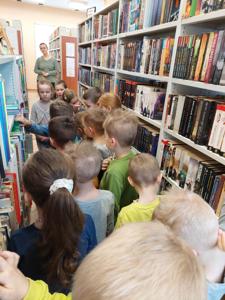 Przedszkolaki z Sędzinka z wizytą w bibliotece