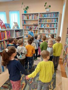 Przedszkolaki z Sędzinka z wizytą w bibliotece
