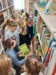 Przedszkolaki z Sędzinka z wizytą w bibliotece