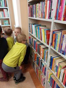 Przedszkolaki z Sędzinka z wizytą w bibliotece