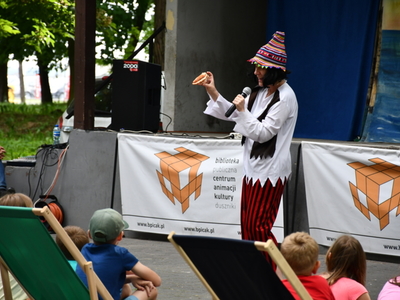 Aktorka z grupy teatralnej Krak-Art z Karowa wcielająca się w rolę Kostki wśród dzieci na leżakach