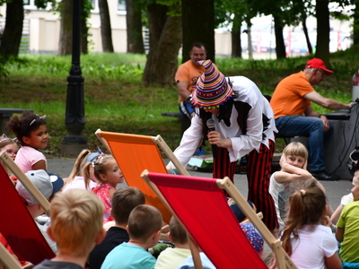 Aktorka z grupy teatralnej Krak-Art z Karowa wcielająca się w rolę Kostki wśród dzieci na leżakach