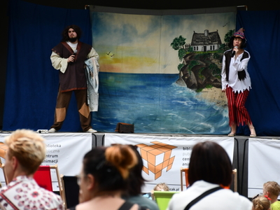 Aktorzy z grupy teatralnej Krak-Art z Karowa  na scenie