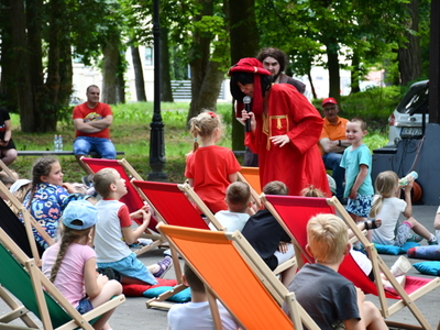 Aktorka z grupy teatralnej Krak-Art w roli egipskiego kupca wśród dzieci