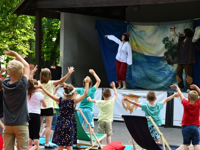 Wspólny taniec małych widzów z aktorami grupy teatralnej Krak-Art z Krakowa