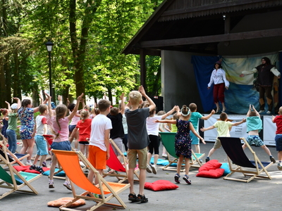Wspólny taniec małych widzów z aktorami grupy teatralnej Krak-Art z Krakowa