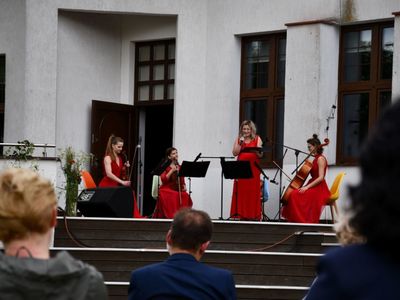 UpBeat Quartet - od lewej: skrzypce - Joanna Trzaska,  skrzypce - Natalia Zhukava, altówka - Weronika Rácz, wiolonczela - Zuzanna Siepietowska ,  pod sceną słuchacze