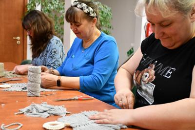 Warsztaty MAKRAMY - UCZESTNICY PRZY PRACY