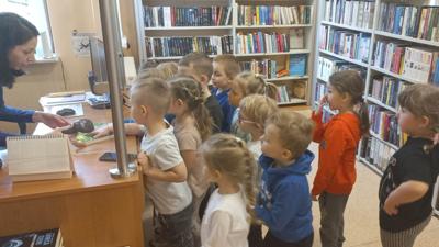 Przedszkolaki z Dusznik z wizytą w bibliotece
