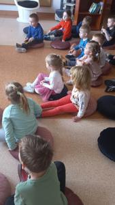 Przedszkolaki z Dusznik z wizytą w bibliotece