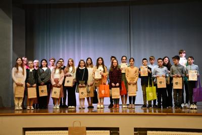 Tydzień Bibliotek - konkurs recytatorski poezji Aleksandra Fredry (zdjęcie pamiątkowe uczestników i jury)