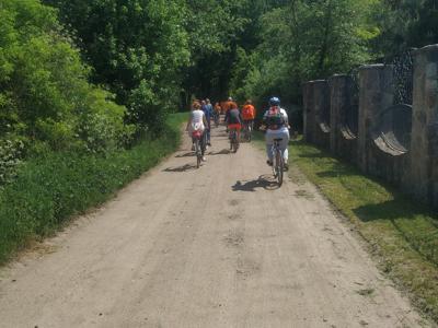 Rajd rowerowy - Odjazdowy Bibliotekarza - uczestnicy na trasie